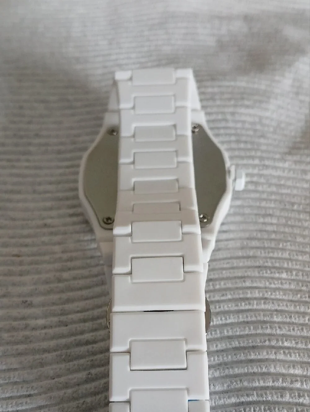 White Fashion Analog Wristwatch with Gold Accents